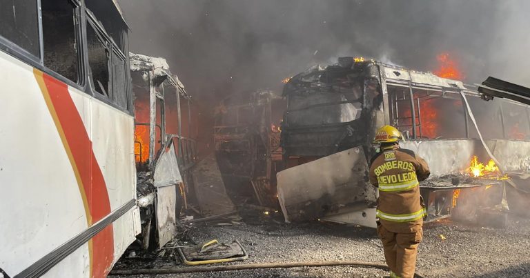 Pensión de autobuses se incendia en Escobedo, Nuevo León