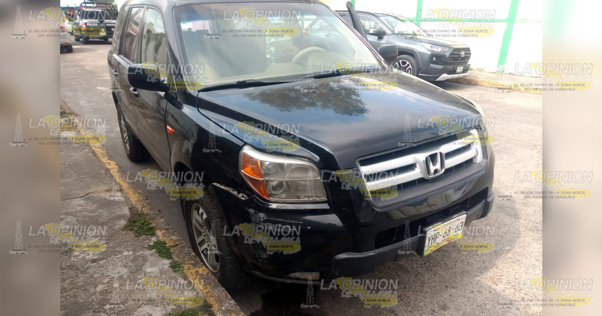 Camioneta derriba motocicleta al no hacer alto total