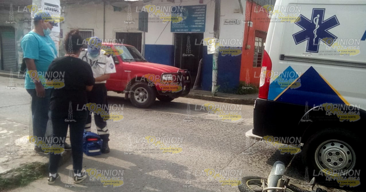 Camioneta derriba motocicleta al no hacer alto total