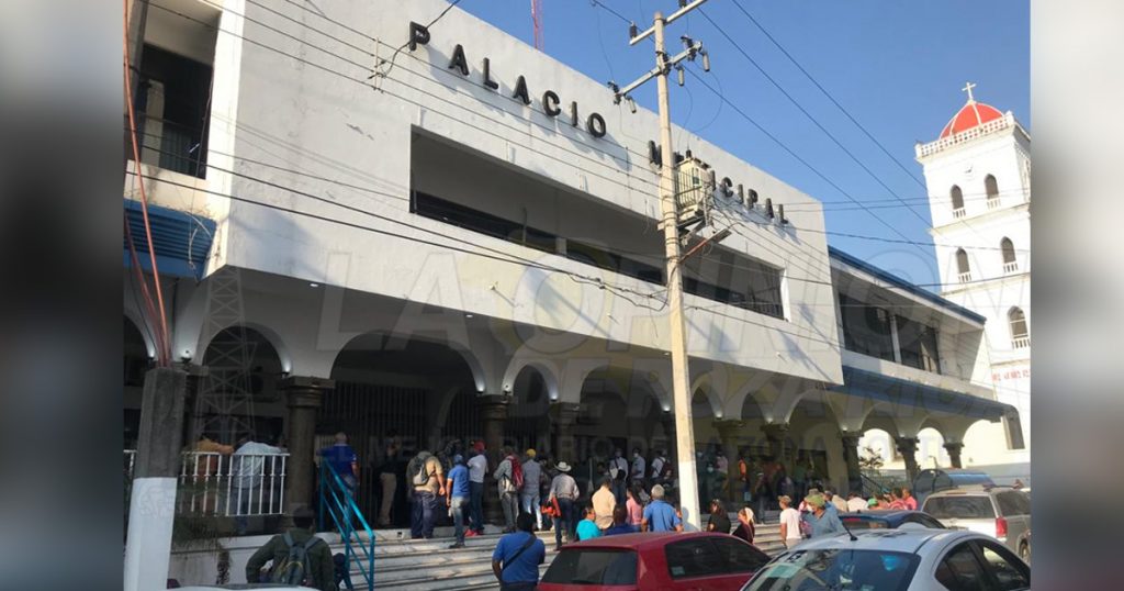 Plantón en el ayuntamiento de Tuxpan