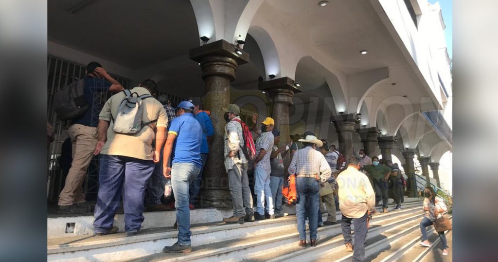 Plantón en el ayuntamiento de Tuxpan