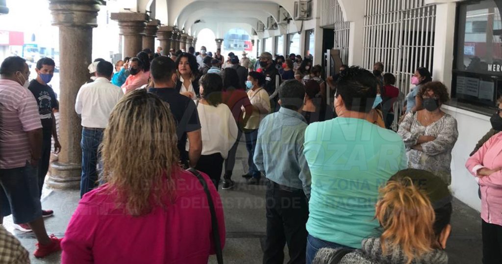 Plantón en el ayuntamiento de Tuxpan