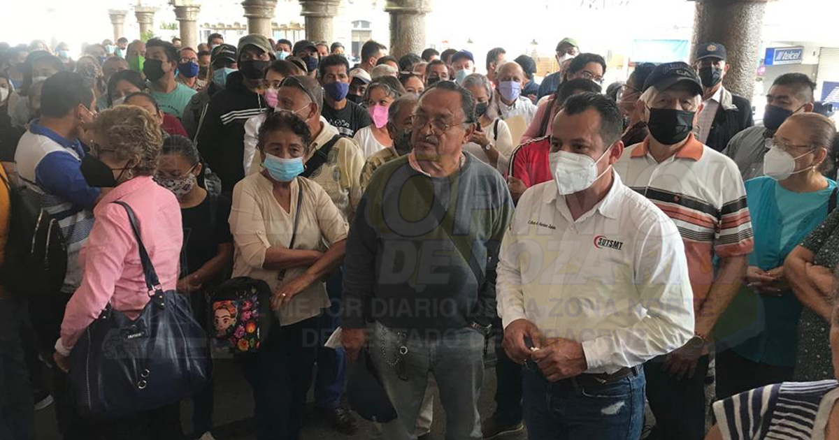 Plantón en el ayuntamiento de Tuxpan