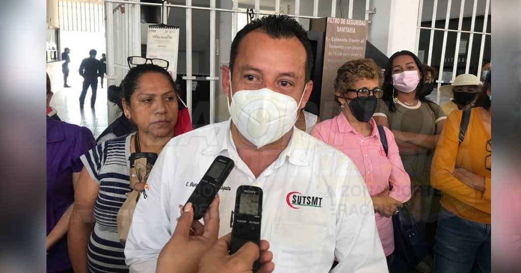 Plantón en el ayuntamiento de Tuxpan