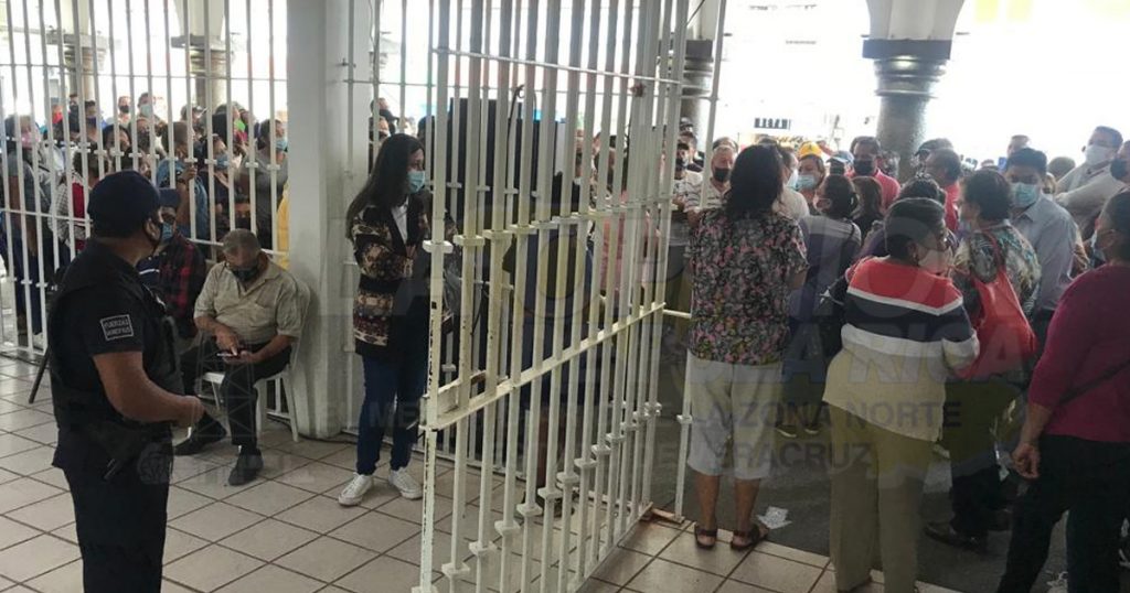 Plantón en el ayuntamiento de Tuxpan