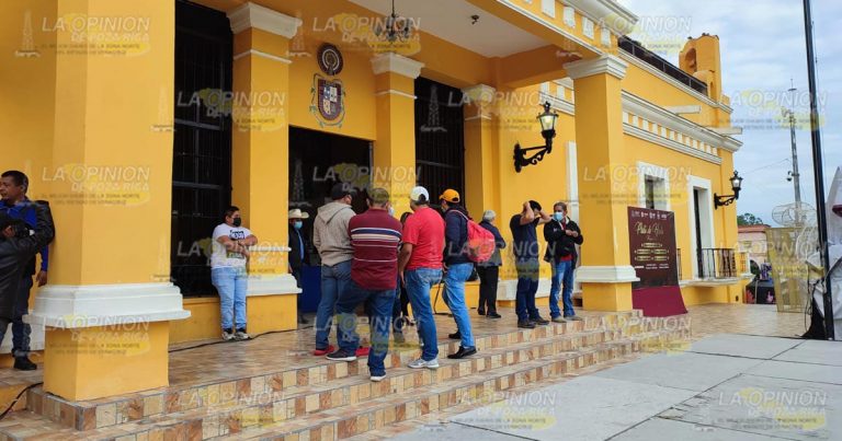 Policías municipales exigen pago de aguinaldo