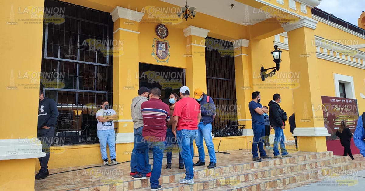 Policías municipales exigen pago de aguinaldo Policías municipales exigen pago de aguinaldo 2