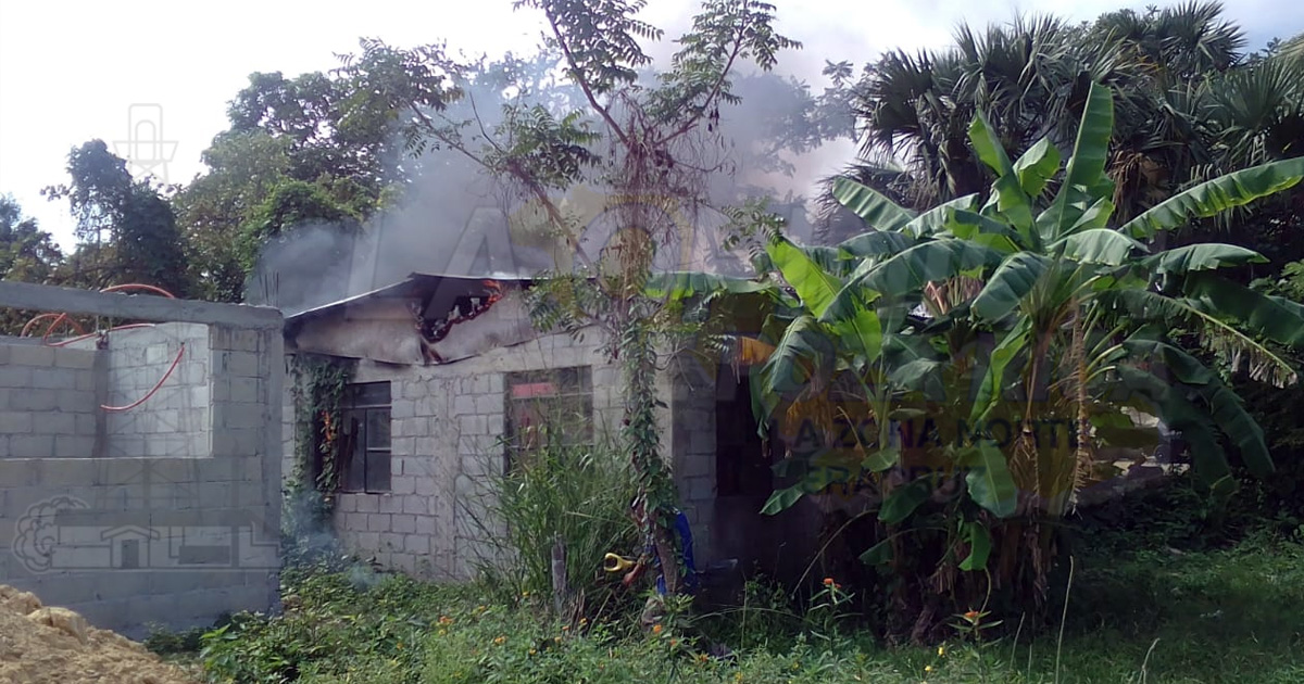 Prende fuego a su casa