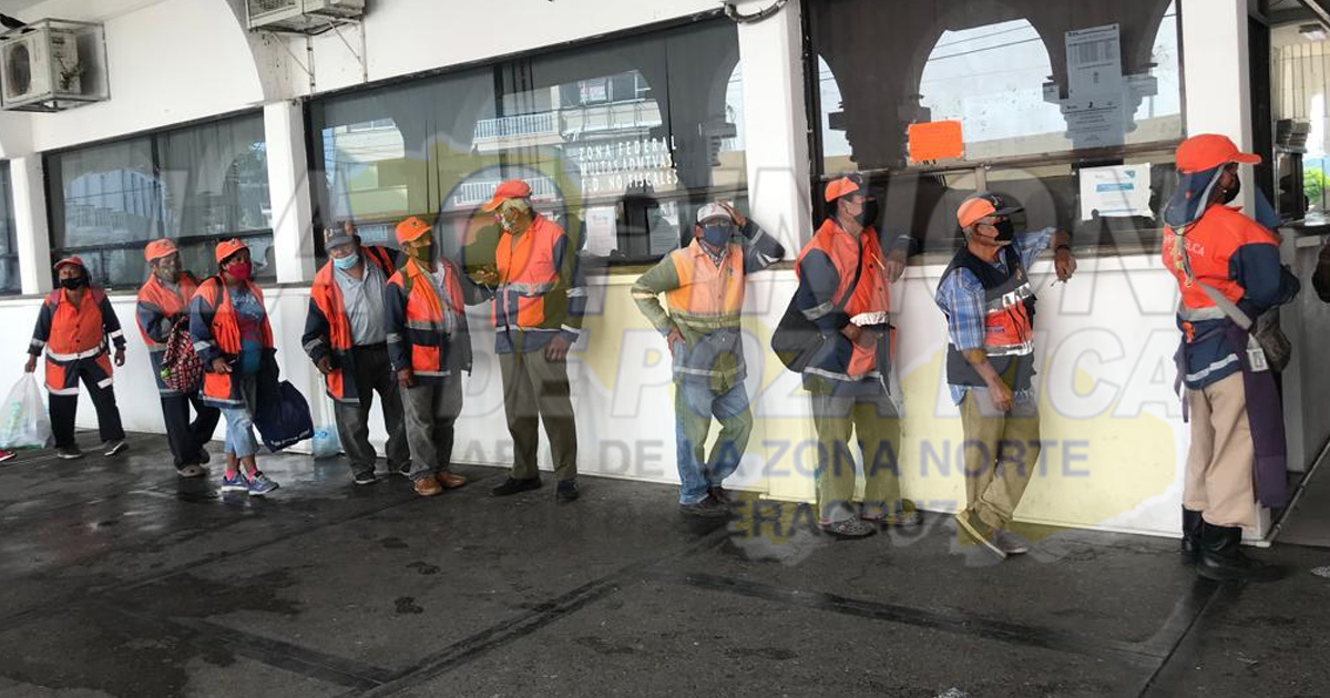 Reclaman pago del fondo de ahorro