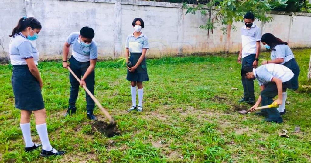 Rescatan el Parque del Niño en Santiago de la Peña