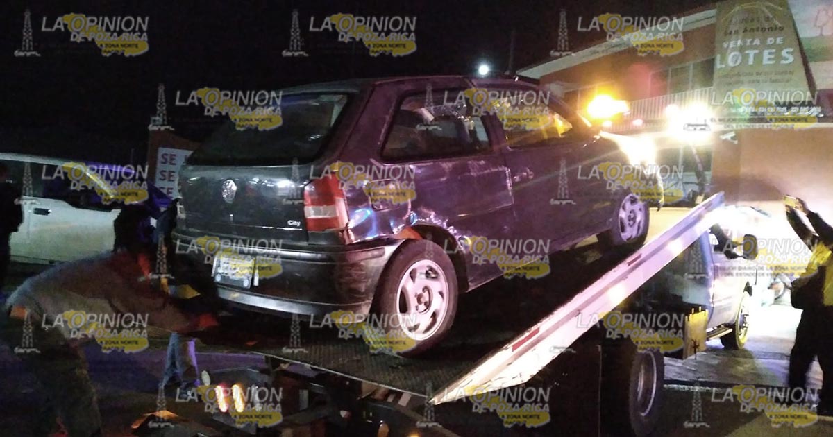 Se impacta contra luminaria y abandona la unidad 2