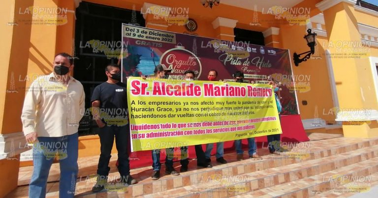 Se manifiestan prestadores de servicios en Papantla