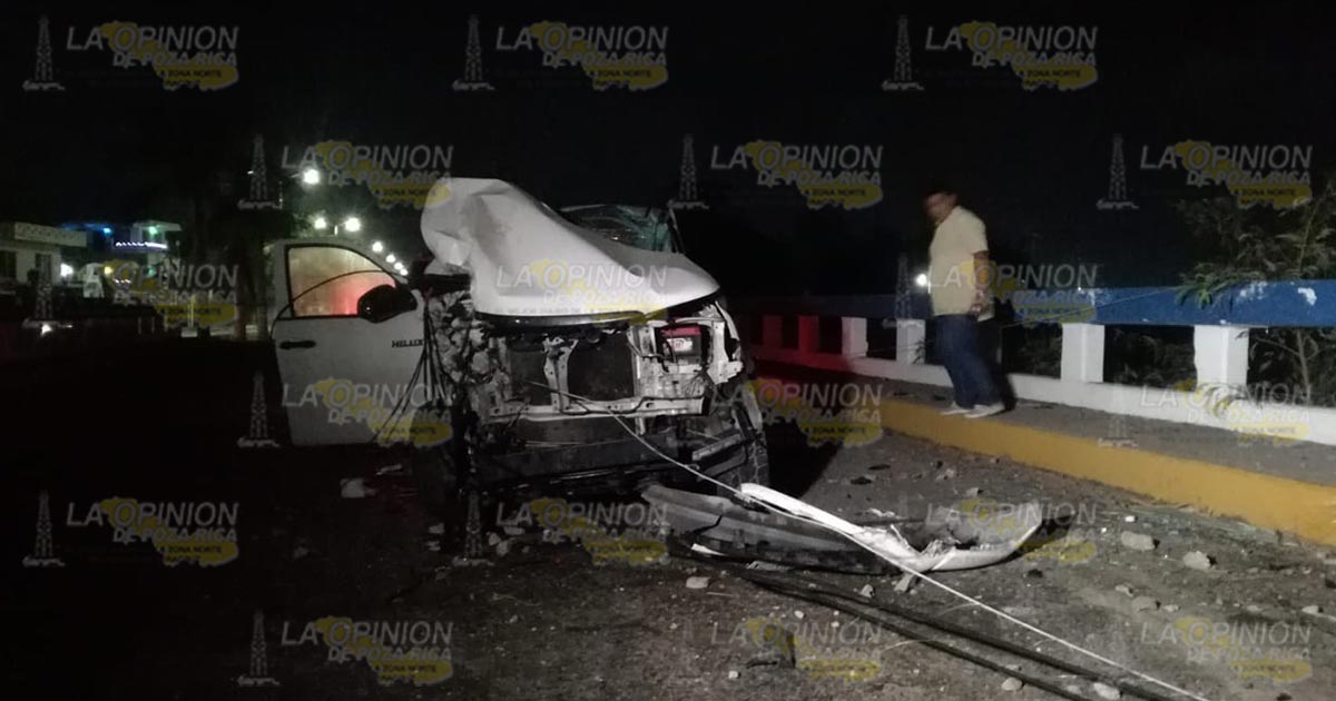Sobreviven tras estrellarse contra un puente en Tuxpan