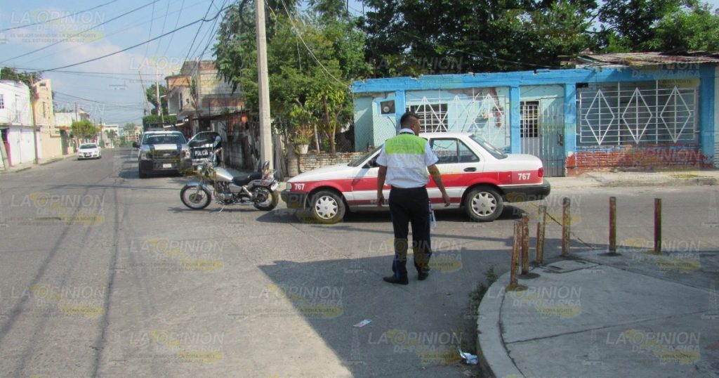 Taxi atropella a motociclistas
