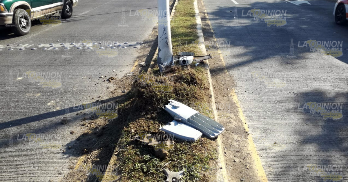 Taxi se impacta en un poste