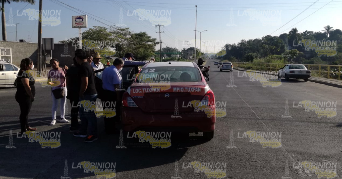 Taxi se impacta en un poste