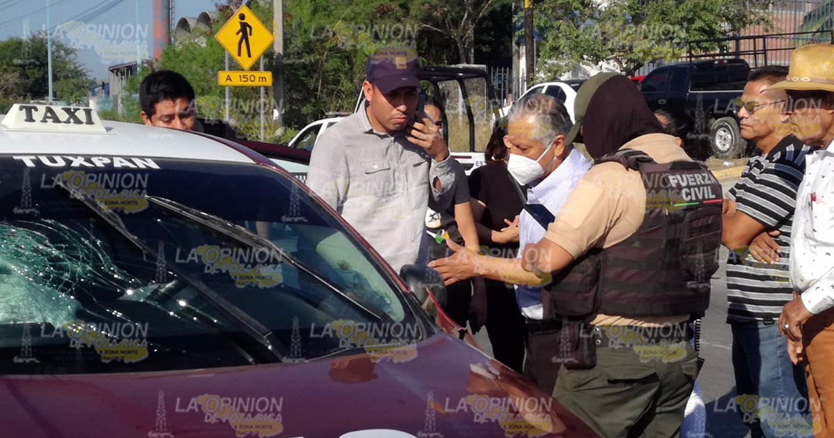 Taxi se impacta en un poste