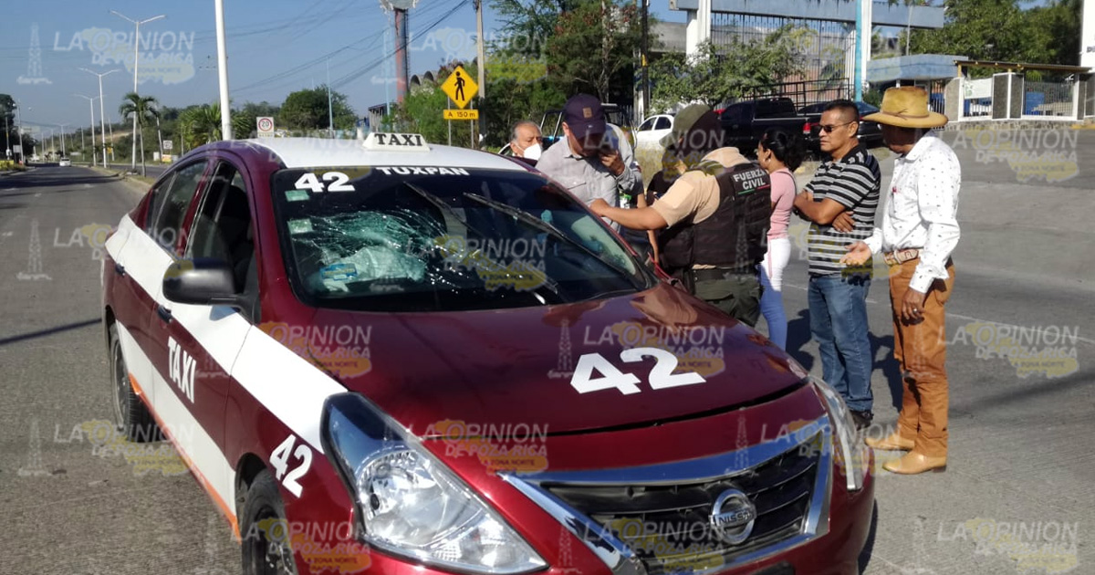 Taxi se impacta en un poste