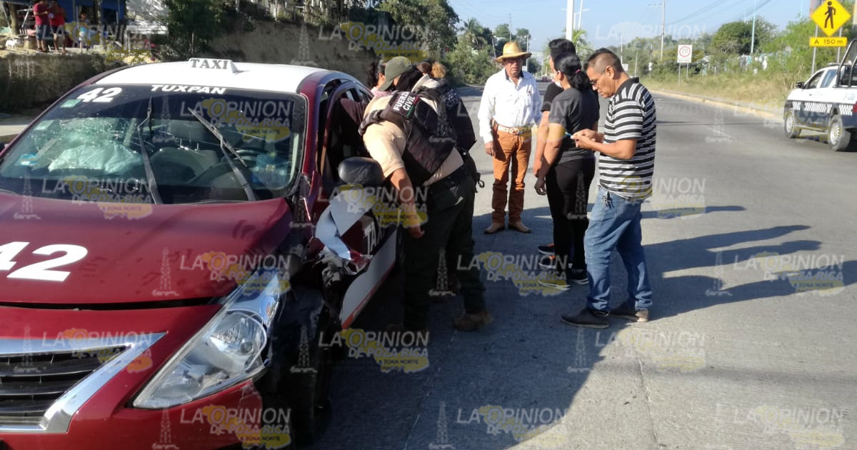 Taxi se impacta en un poste