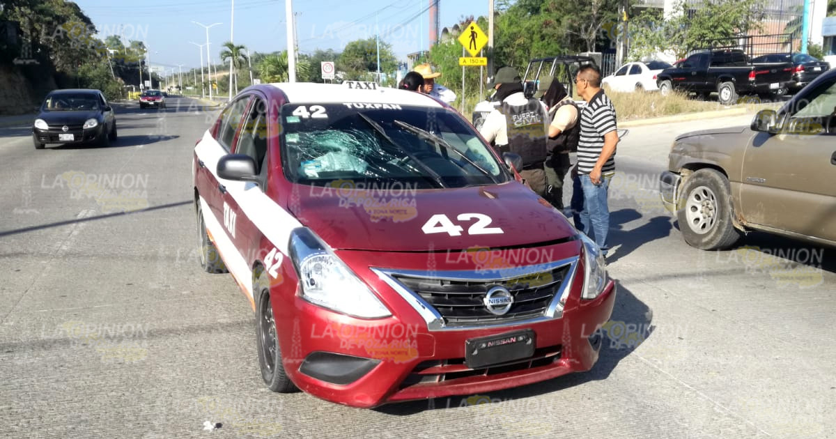 Taxi se impacta en un poste