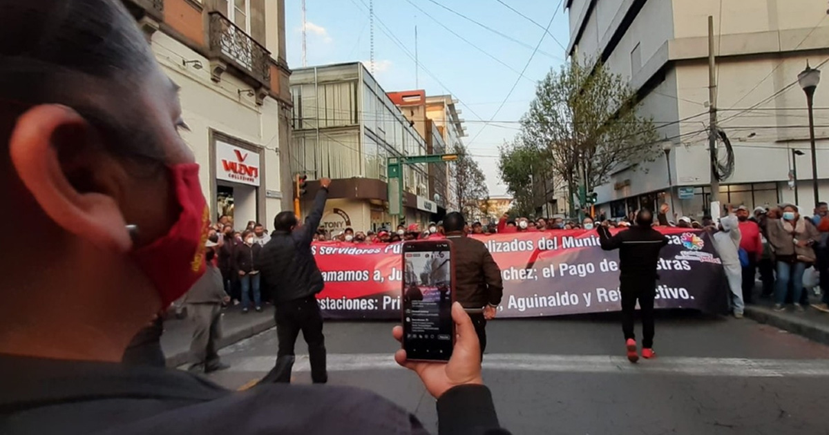 Trabajadores del Ayuntamiento de Toluca marchan para exigir pagos atrasados