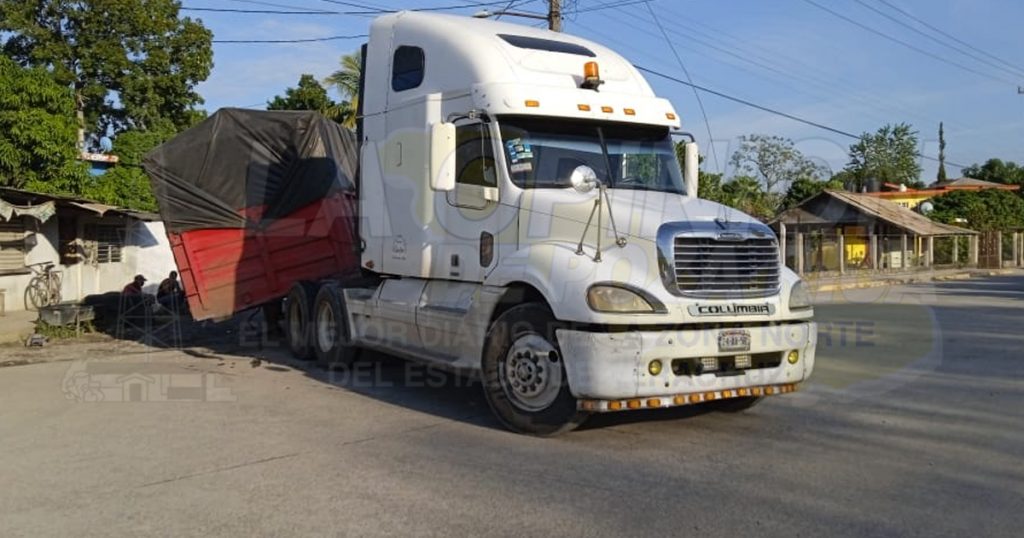 Tráileres, un riesgo en el bulevar El Ídolo