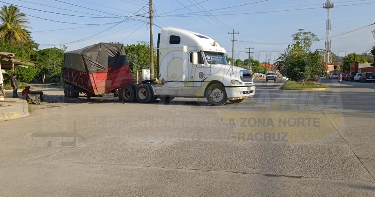 Tráileres, un riesgo en el bulevar El Ídolo