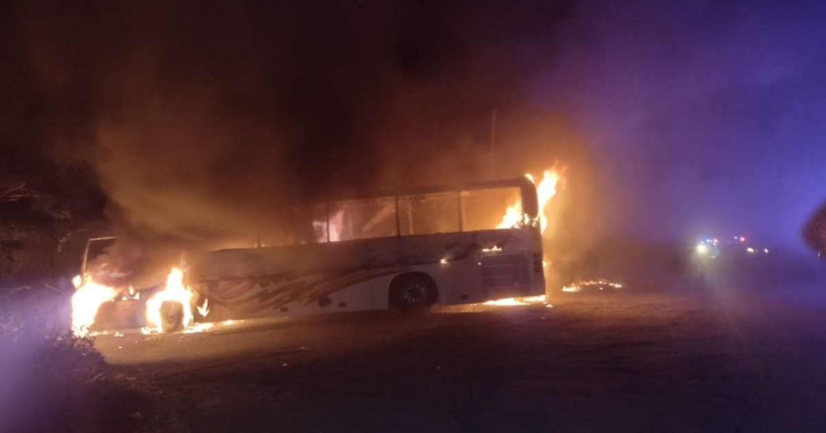 VIDEO: Asaltan y queman autobús de pasajeros en Jáltipan, Veracruz