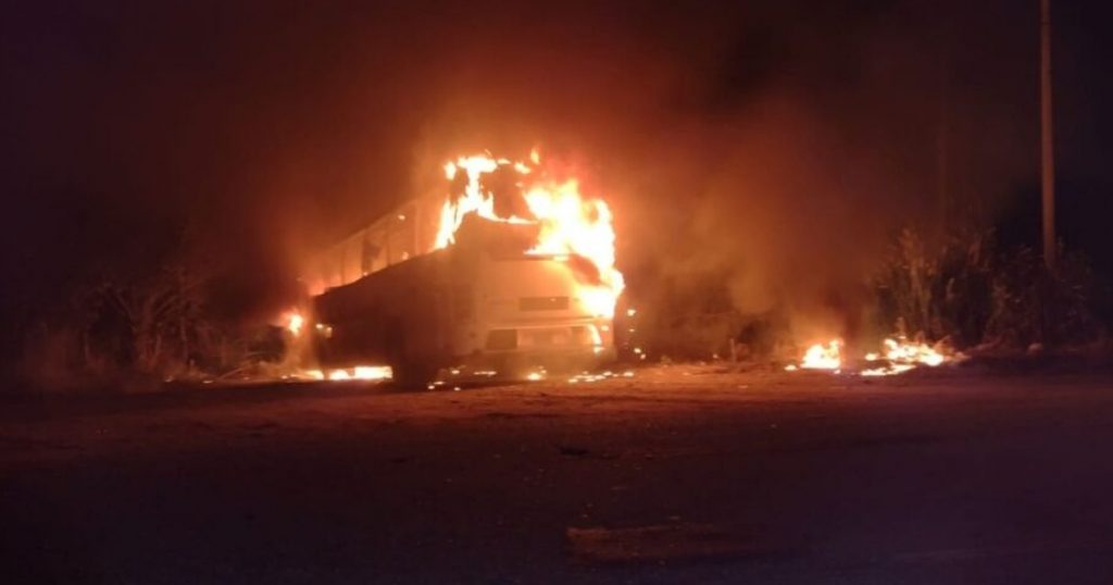 VIDEO: Asaltan y queman autobús de pasajeros en Jáltipan, Veracruz
