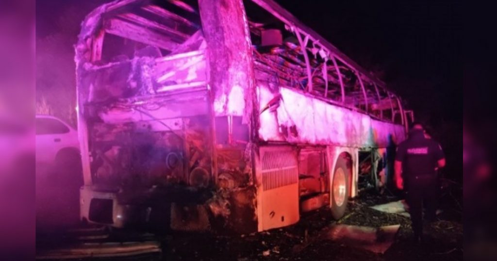 VIDEO: Asaltan y queman autobús de pasajeros en Jáltipan, Veracruz
