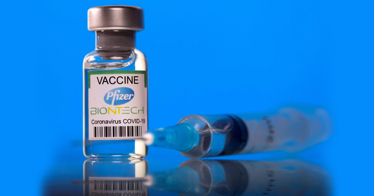 Vacuna de Pfizer es "eficaz" contra Ómicron tras "tres dosis"