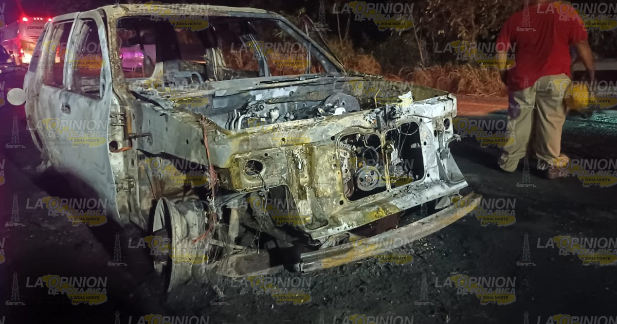 Vehículo calcinado en Zacate Colorado