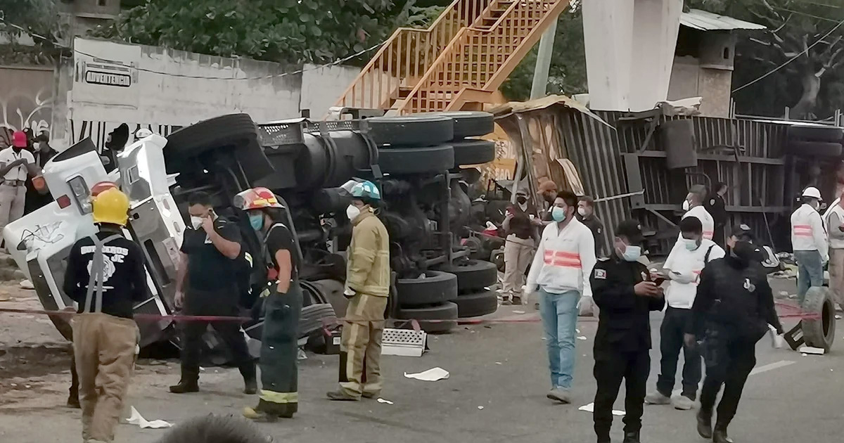 “Por el peso de las personas nos fuimos todos”: migrante narra volcadura de tráiler en Chiapas