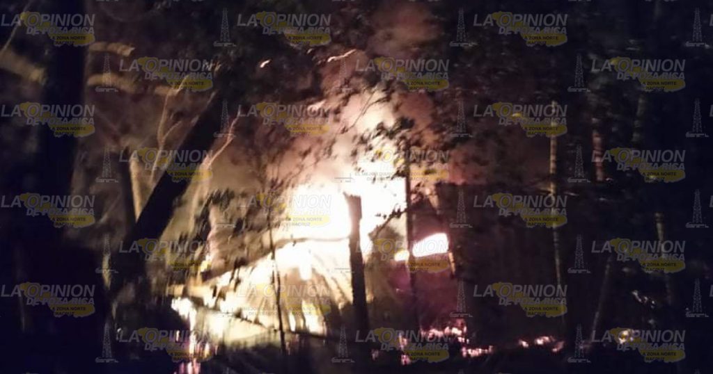 ¡Voraz incendio en Tierra Blanca!