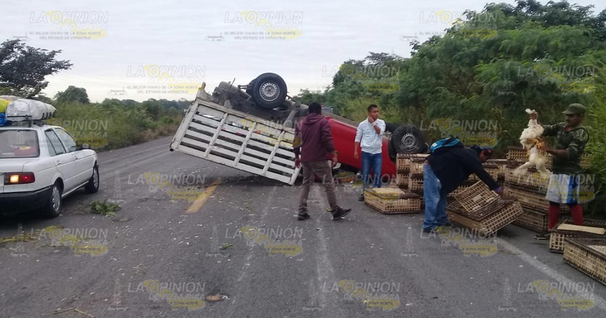 Vuelca camioneta en la carretera federal Tihuatlán-Álamo Vuelca camioneta en la carretera federal Tihuatlán-Álamo