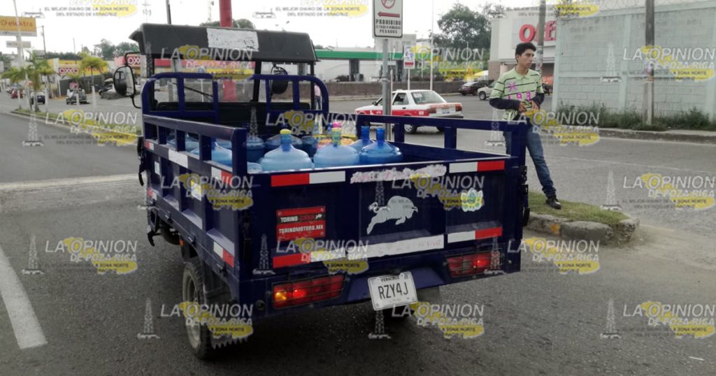 ¡Encontronazo de camioneta y moto!
