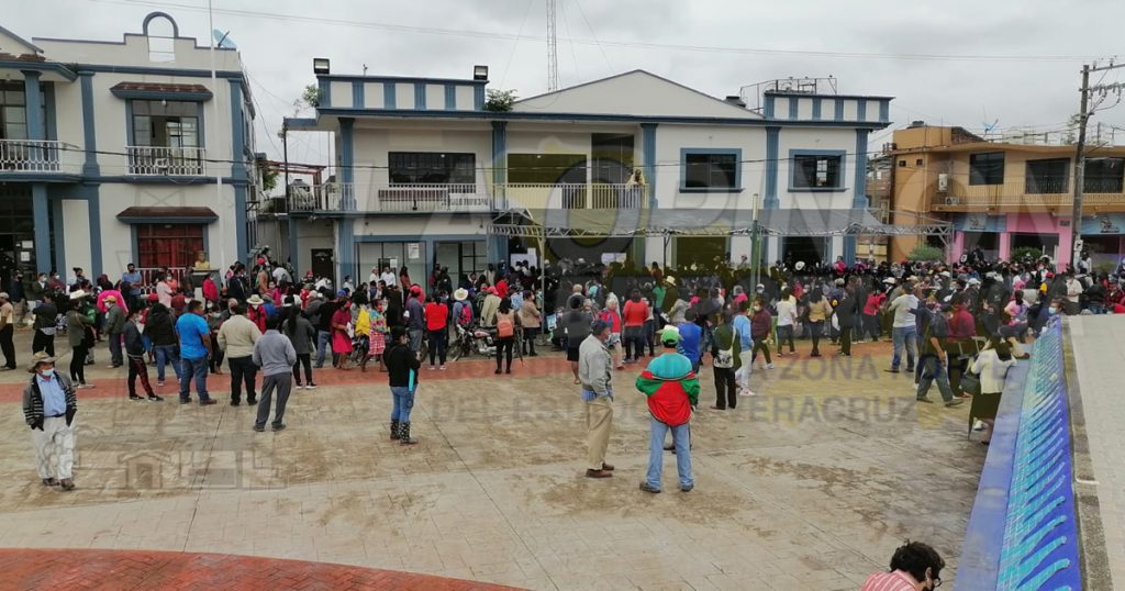 Aglomerada jornada de aplicación del refuerzo AntiCovid, en Cazones