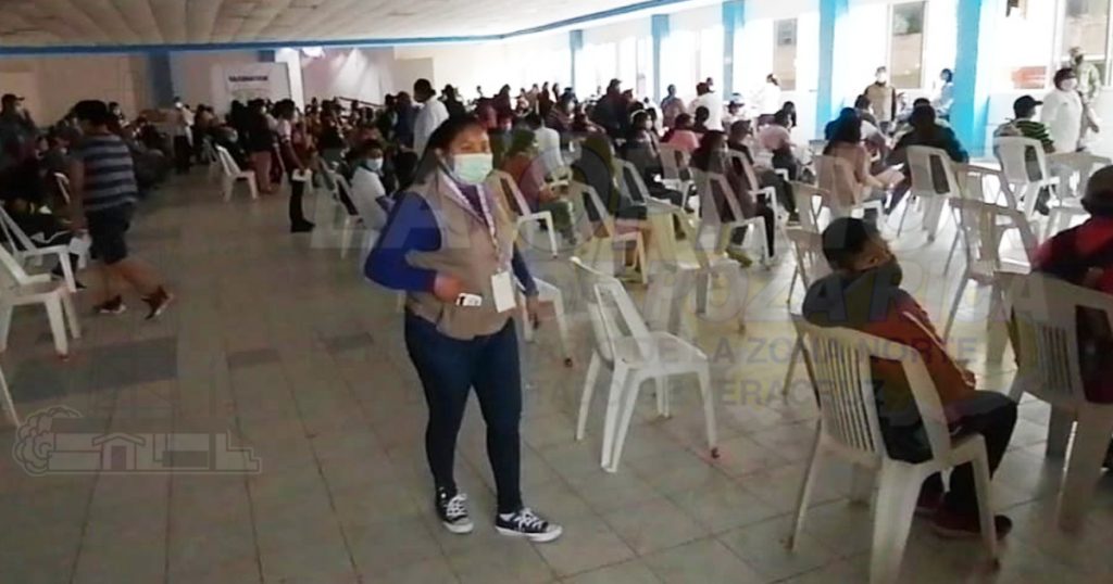 Aglomerada jornada de aplicación del refuerzo AntiCovid, en Cazones