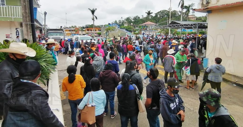 Aglomerada jornada de aplicación del refuerzo AntiCovid, en Cazones
