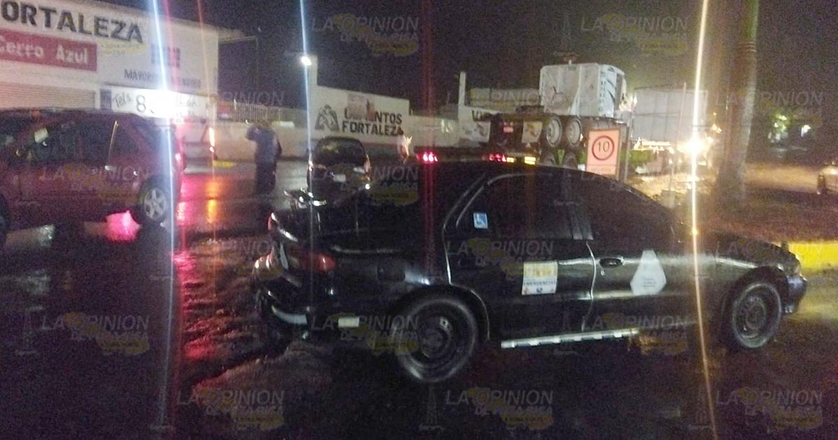Auto se estrella en tractocamión en Cerro Azul