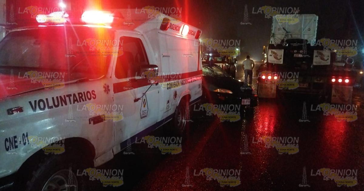 Auto se estrella en tractocamión en Cerro Azul Auto se estrella en tractocamión en Cerro Azul 2