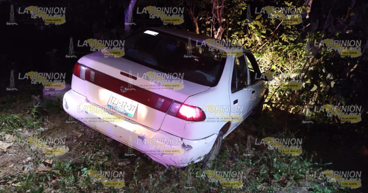 Automóvil a punto de caer a un barranco Automóvil a punto de caer a un barranco