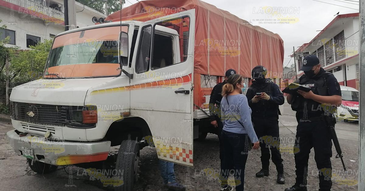 Camión pega a taxi e intenta huir Camión pega a taxi e intenta huir 3