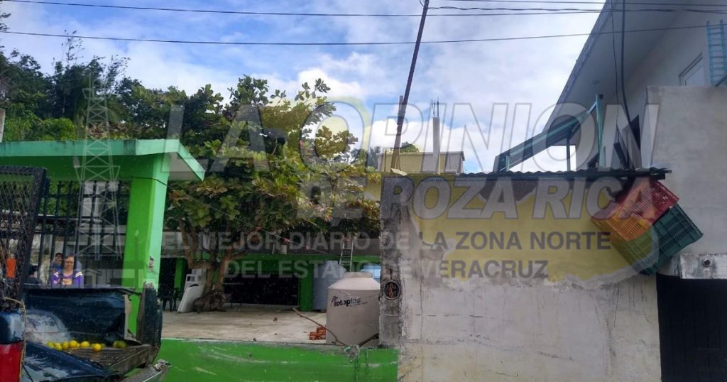 Camioneta se estampa contra una casa