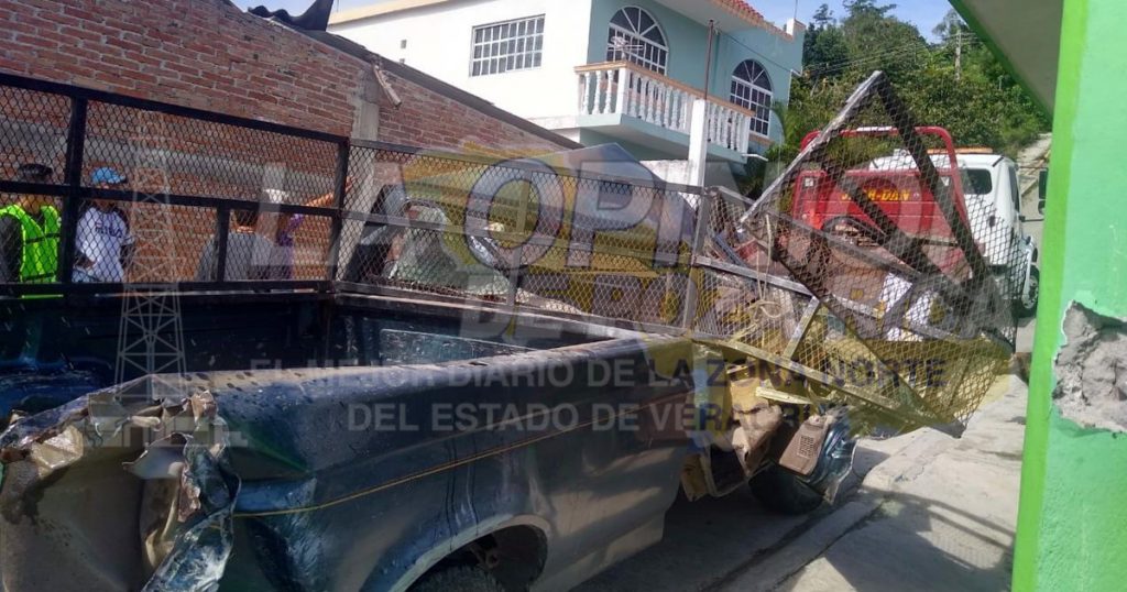 Camioneta se estampa contra una casa