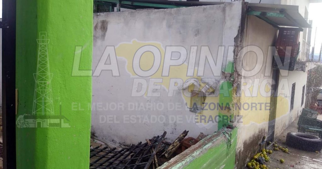 Camioneta se estampa contra una casa