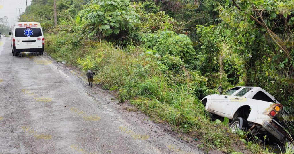 Camioneta cae a un barranco