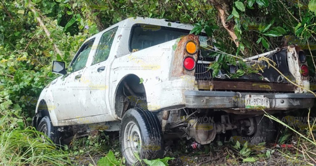 Camioneta cae a un barranco