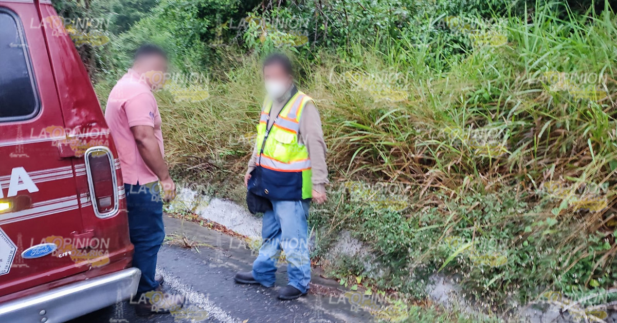 Camioneta vuelca y deja dos lesionados