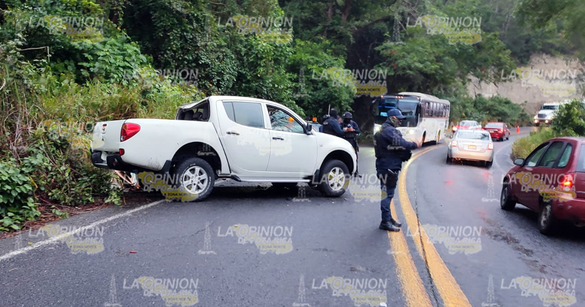 Camioneta vuelca y deja dos lesionados
